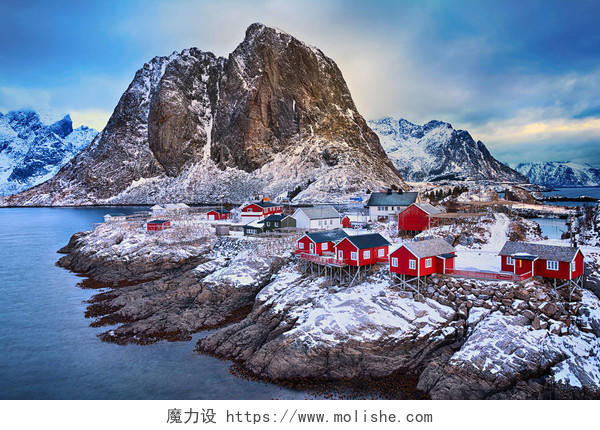 挪威罗弗敦群岛的美丽的冬天风景风景如画的渔村与红色在挪威的海的山上